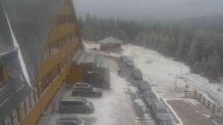 Parkoviště a hlavní vchod