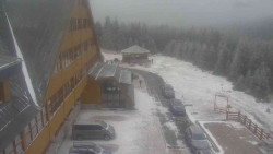 Parkoviště a hlavní vchod