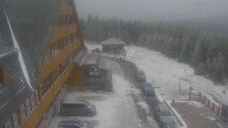 Parkoviště a hlavní vchod