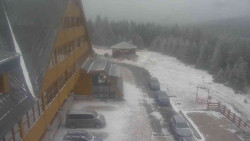 Parkoviště a hlavní vchod