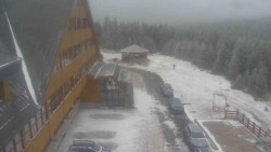 Parkoviště a hlavní vchod