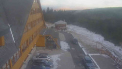 Parkoviště a hlavní vchod