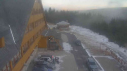 Parkoviště a hlavní vchod