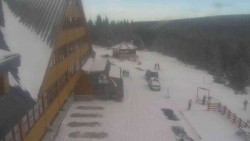 Parkoviště a hlavní vchod