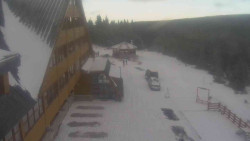 Parkoviště a hlavní vchod