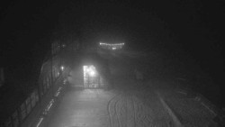 Parkoviště a hlavní vchod