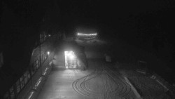 Parkoviště a hlavní vchod