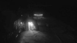 Parkoviště a hlavní vchod