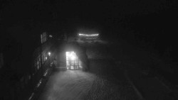 Parkoviště a hlavní vchod