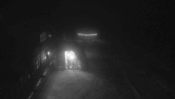 Parkoviště a hlavní vchod