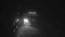 Parkoviště a hlavní vchod