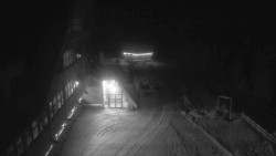 Parkoviště a hlavní vchod