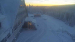 Parkoviště a hlavní vchod