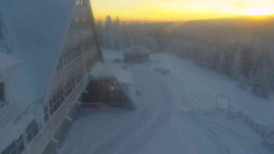 Parkoviště a hlavní vchod