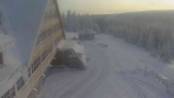 Parkoviště a hlavní vchod