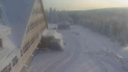 Parkoviště a hlavní vchod