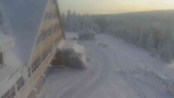 Parkoviště a hlavní vchod