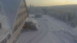 Parkoviště a hlavní vchod