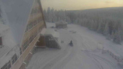 Parkoviště a hlavní vchod