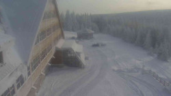 Parkoviště a hlavní vchod