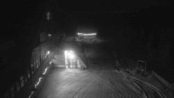 Parkoviště a hlavní vchod