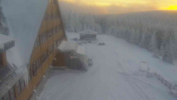 Parkoviště a hlavní vchod