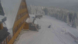 Parkoviště a hlavní vchod