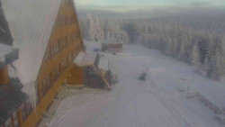 Parkoviště a hlavní vchod