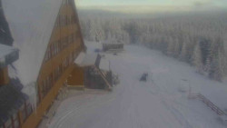 Parkoviště a hlavní vchod