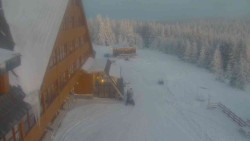 Parkoviště a hlavní vchod