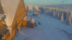 Parkoviště a hlavní vchod