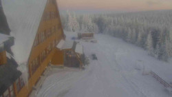 Parkoviště a hlavní vchod