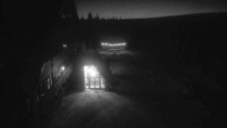 Parkoviště a hlavní vchod