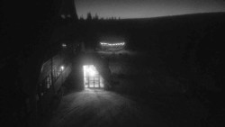 Parkoviště a hlavní vchod