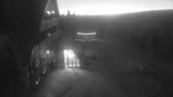 Parkoviště a hlavní vchod