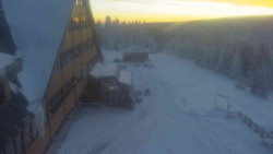 Parkoviště a hlavní vchod