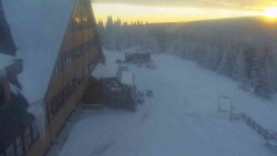 Parkoviště a hlavní vchod