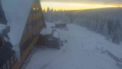 Parkoviště a hlavní vchod