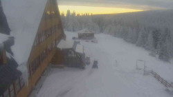 Parkoviště a hlavní vchod