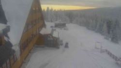 Parkoviště a hlavní vchod