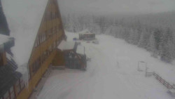 Parkoviště a hlavní vchod