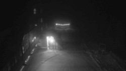 Parkoviště a hlavní vchod