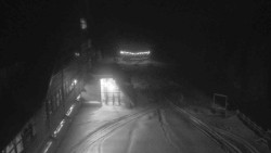 Parkoviště a hlavní vchod