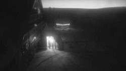 Parkoviště a hlavní vchod