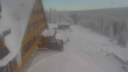 Parkoviště a hlavní vchod