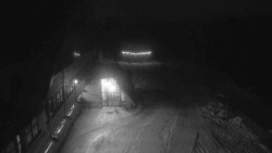 Parkoviště a hlavní vchod