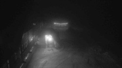 Parkoviště a hlavní vchod