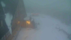 Parkoviště a hlavní vchod