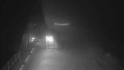 Parkoviště a hlavní vchod