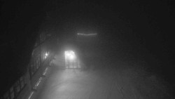 Parkoviště a hlavní vchod